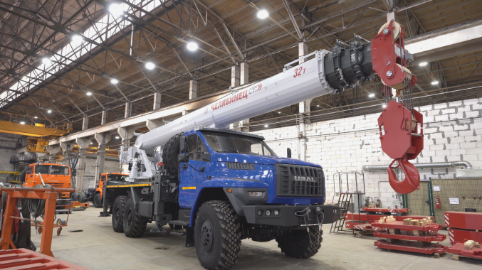 Сила «Челябинца» в безупречной защите. Покраска крупнейших автокранов.